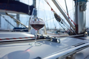 Yat güvertede kırmızı şarap