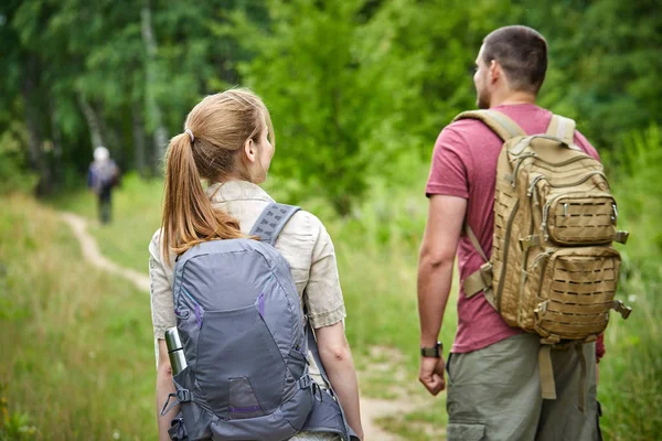 Två Resenärer Promenader Skogen Solig Dag — Stockfoto