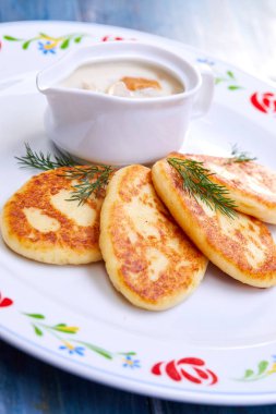 Beyaz tabakta soslu patates pirzola yakın çekim 
