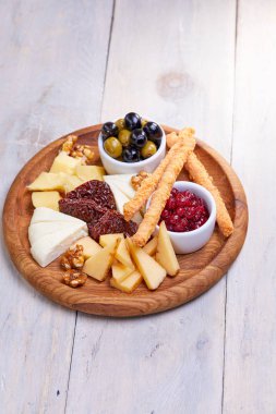  peynir zeytin ve kase, sos ile plaka yakın çekim 