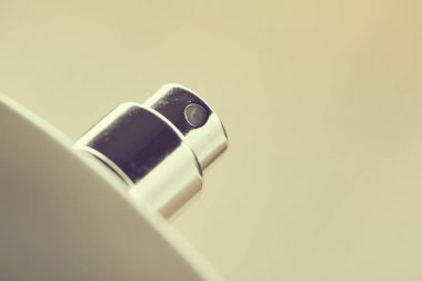 kozmetik şişe parfüm bej renkli arka plan üzerinde 