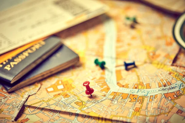 Alfinetes Marcando Pontos Itinerário Viagem Mapa Com Passaportes — Fotografia de Stock
