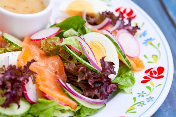 Salade Met Zalm Witte Plaat Close — Stockfoto