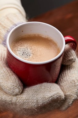 sıcak mittens kahve tutarak ellerinde