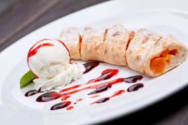 Strudel dondurma beyaz tabakta ile yakın çekim 