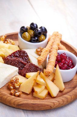  peynir zeytin ve kase, sos ile plaka yakın çekim 