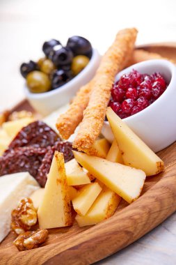  peynir zeytin ve kase, sos ile plaka yakın çekim 