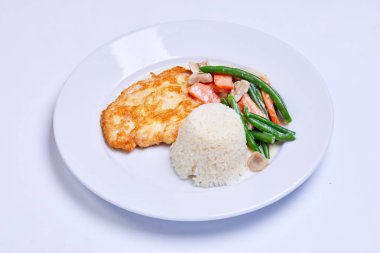 pilav et ve beyaz tabakta sebze ile yakın çekim 