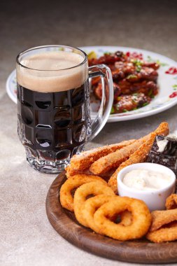 Kupa bira ve meze plakaları, yakın çekim  