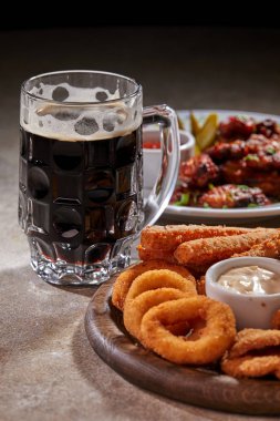 Kupa bira ve meze plakaları, yakın çekim  