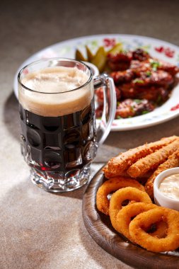 Kupa bira ve meze plakaları, yakın çekim  