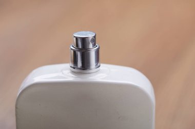 kozmetik şişe parfüm bej renkli arka plan üzerinde 