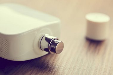 kozmetik şişe parfüm bej renkli arka plan üzerinde 