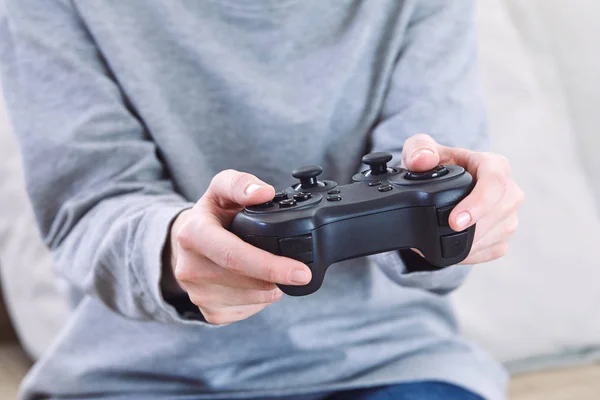 Hombre Sosteniendo Controladores Joystick Mientras Juega Videojuegos Casa —  Fotos de Stock