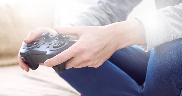 Pria Memegang Joystick Controllers Saat Bermain Video Game Rumah — Stok Foto