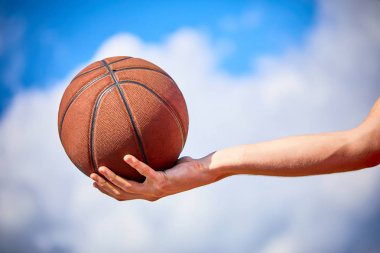 basketbol topu, yakın çekim tutan adam 