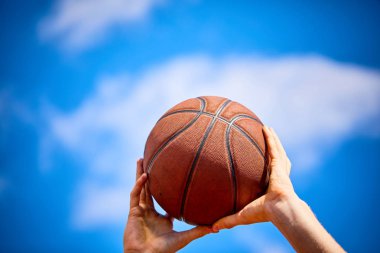 basketbol topu, yakın çekim tutan adam 