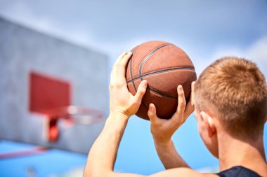 açık basketbol oynarken topu tutan adam