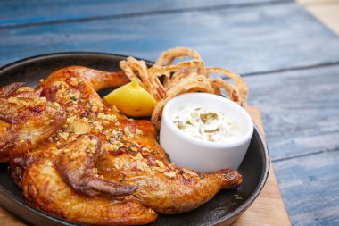 Kavrulmuş Tavuk soslu ahşap masa, yakın çekim 