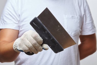 beyaz zemin üzerine Macun bıçağı tutan adam