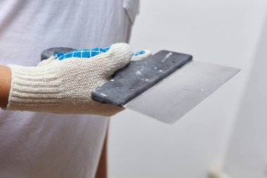 beyaz zemin üzerine Macun bıçağı tutan adam