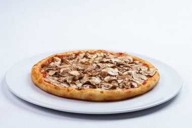 Beyaz tabakta lezzetli pizza yakın çekim 