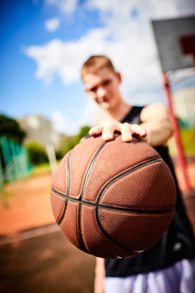 Homem Segurando Bola Enquanto Joga Basquete Livre — Fotografia de Stock