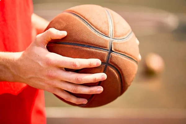Man Håller Basket Boll Närbild — Stockfoto