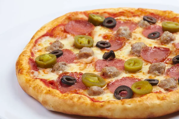 Νόστιμη Πίτσα Στο Άσπρο Πιάτο Γκρο Πλαν — Φωτογραφία Αρχείου
