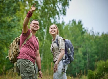 ormanda yürüyüş güneşli gün iki gezginler 