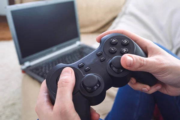 Homem Segurando Controladores Joystick Enquanto Joga Jogos Vídeo Casa — Fotografia de Stock