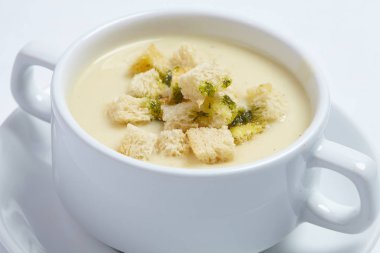 kremalı çorba beyaz kase, yakın çekim   