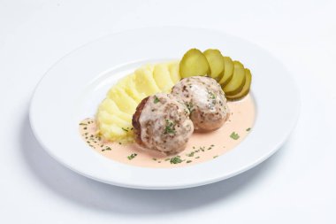 pirzola beyaz tabakta patates püresi ile yakın çekim 