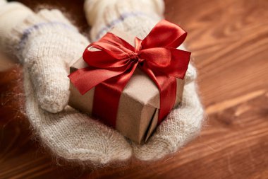 zanaat hediye kutusu, yakın çekim tutan eller