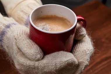 sıcak mittens kahve tutarak ellerinde