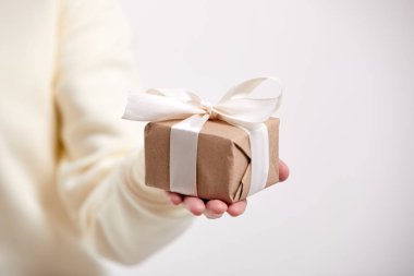 zanaat hediye kutusu, yakın çekim tutan el