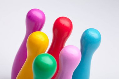 Renkli plastik izole üzerinde beyaz arka plan, yakın çekim skittles 