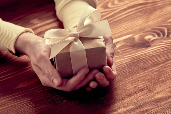 Hands Holding Craft Gift Box Close — Stock Photo, Image