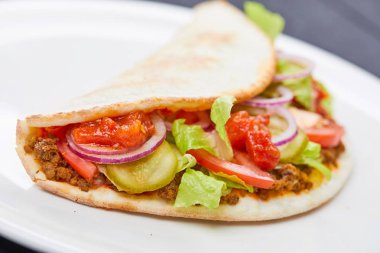sandviç film ile et ve beyaz tabakta sebze yakın çekim 