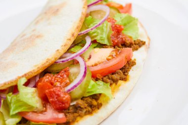 sandviç film ile et ve beyaz tabakta sebze yakın çekim 