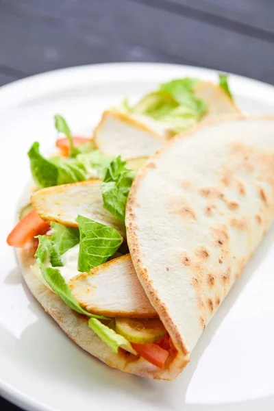 Sandwich Wrap Met Vlees Groenten Witte Plaat Close — Stockfoto