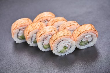 geleneksel lezzetli suşi gri arka plan üzerinde yakın çekim 