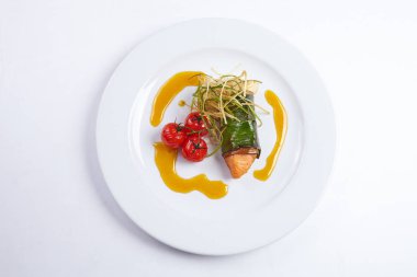 Beyaz tabakta somon steak yakın çekim 