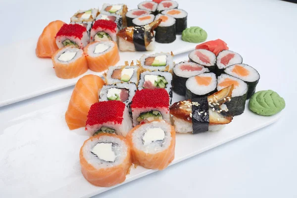 Conjuntos Sushi Tradicionales Platos Blancos — Foto de Stock