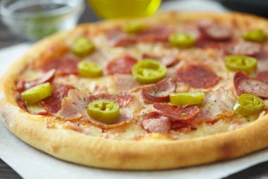 Lezzetli pizza üzerinde ahşap masa, yakın çekim