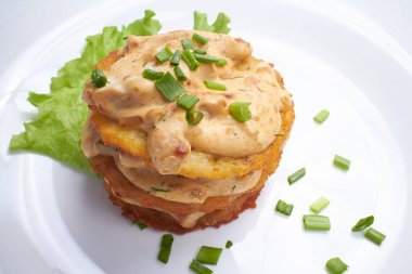 Beyaz tabakta soslu patates gözlemesi yakın çekim 