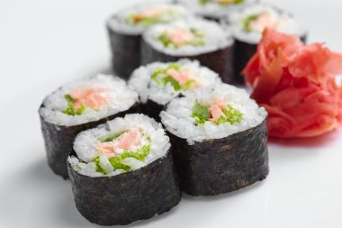 Beyaz arka plan üzerinde izole lezzetli geleneksel sushi