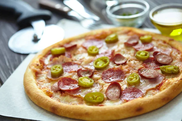Välsmakande Pizza Träbord Närbild — Stockfoto