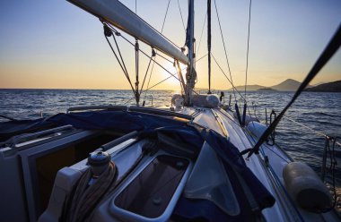 güzel yaz günbatımı yatta ısmarlayarak