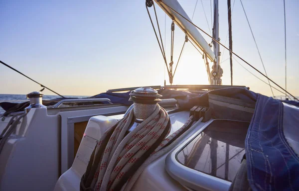Malerischer Blick Auf Den Schönen Sommersonnenuntergang Auf Der Jacht — Stockfoto